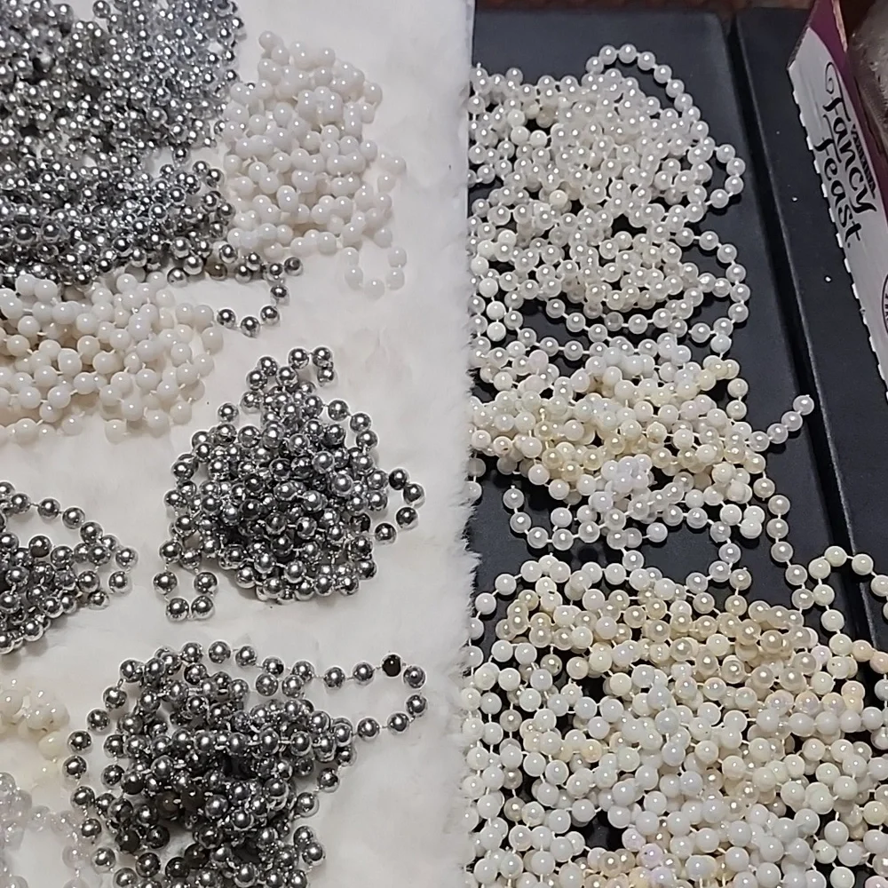 LARGE ASSORTMENT OF SPARKLY ✨️ BEADS BUNDLE.